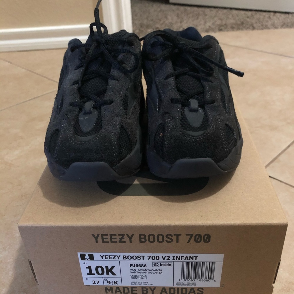 yeezy boost 700 v2 vanta in kids size 10k used